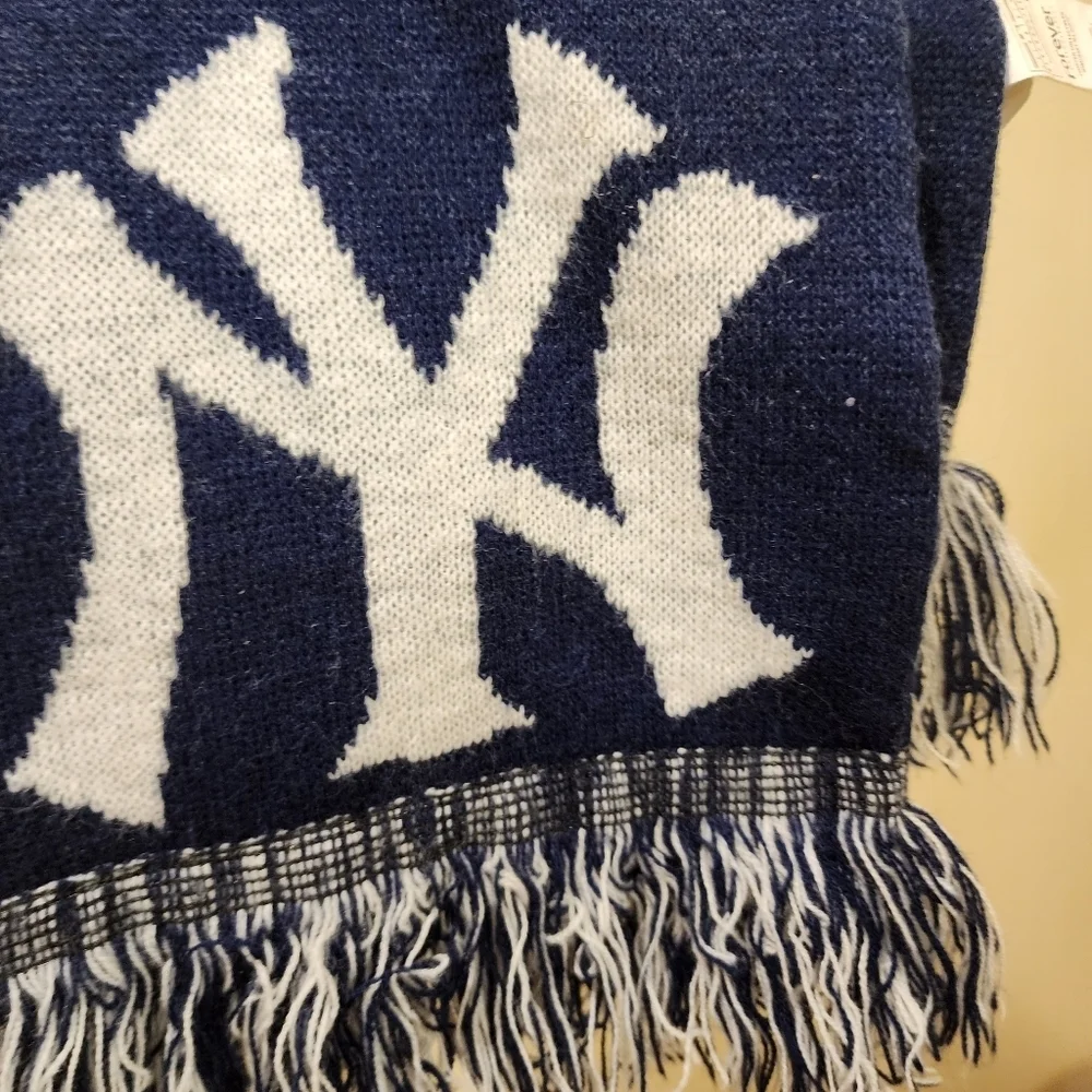 Forever Colectibles NEW YORK YANKEES Logo Unisex Scarf